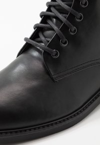 Pier One Šněrovací kotníkové boty - black