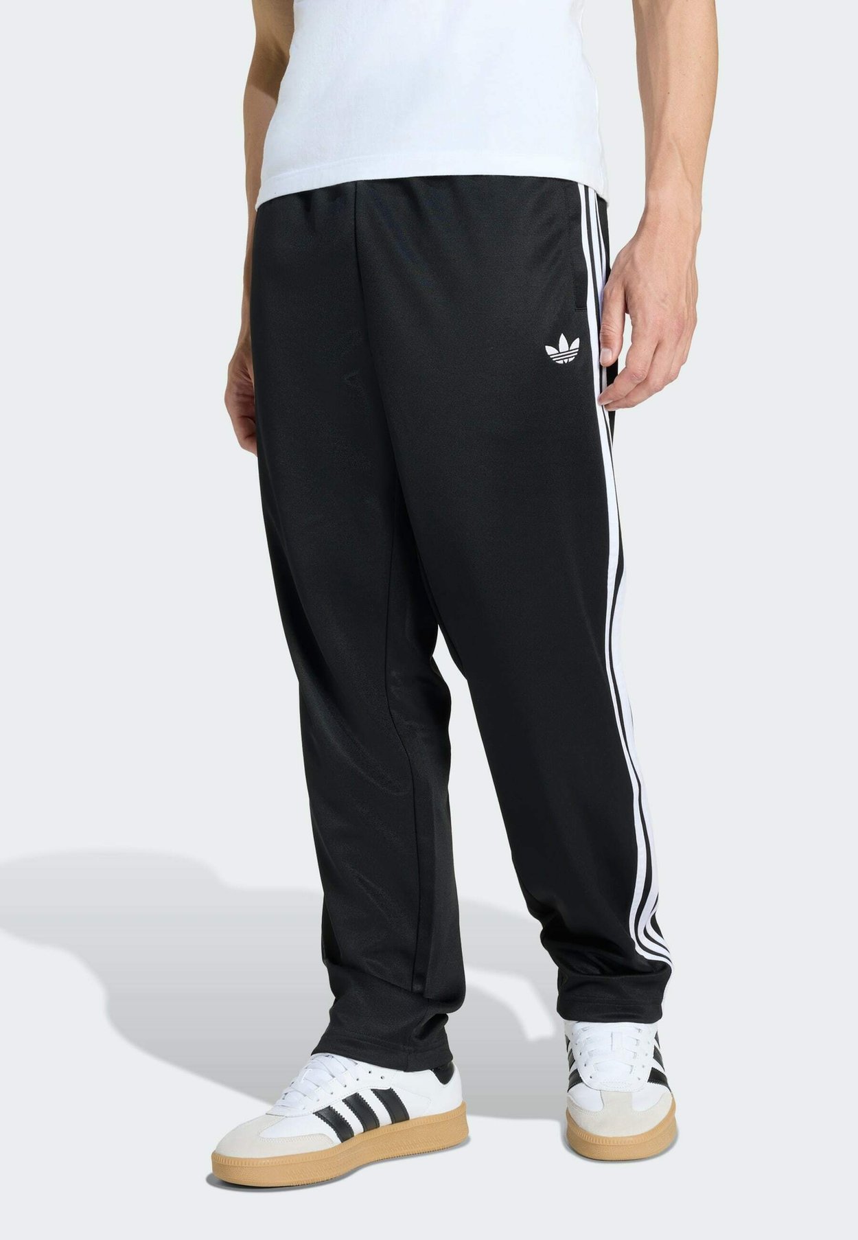 REGULAR FIT