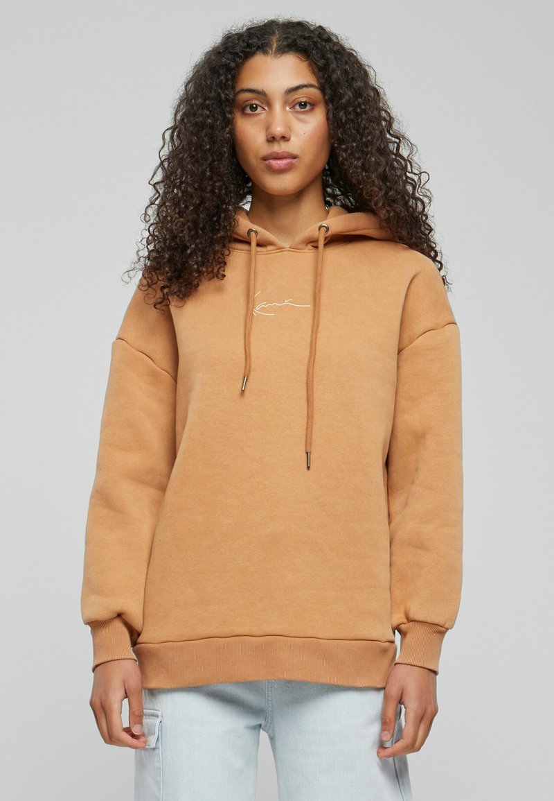 Karl Kani - SMALL SIGNATURE LONG FIT - Hoodie - cognac, Enlarge