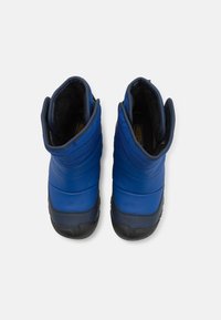 Blaue isolierte Stiefel mit strukturiertem Obermaterial, gepolstertem Kragen und schwarzer Gummisohle. Merkmale sind eine glatte Oberfläche und eine verstärkte Zehenkappe.