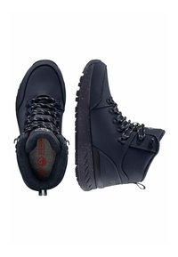 Marineblauwe waterdichte boots met een textielvoering, metalen oogjes en een robuuste rubberen zool. Voorzien van donkere veters en logo-accenten.