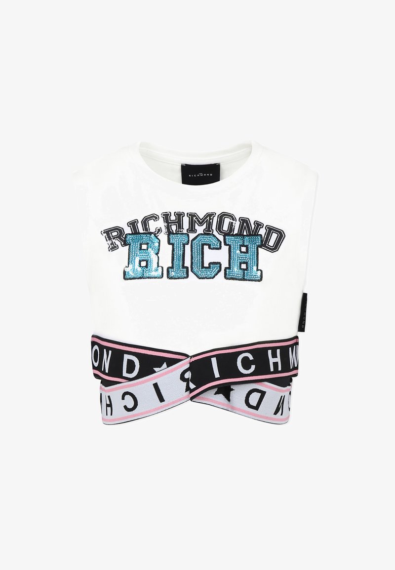 Biała krótka bluzka z krótkim rękawem, ozdobiona cekinowym napisem "RICHMOND" oraz "BICH". Posiada czarną i różową elastyczną taśmę z powtarzającym się wzorem tekstu.