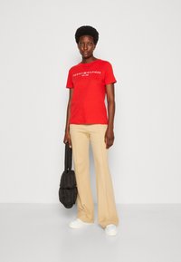 Tommy Hilfiger LOGO - Print T-shirt - fireworks