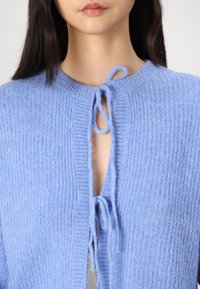 Gina Tricot TIE CARDIGAN - Adīta jaka - cornflower blue