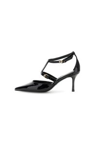 Černá lakovaná high-heeled bota s špičatou špičkou, kotníkovými pásky, zlatými kovovými detaily a jehlovým podpatkem.