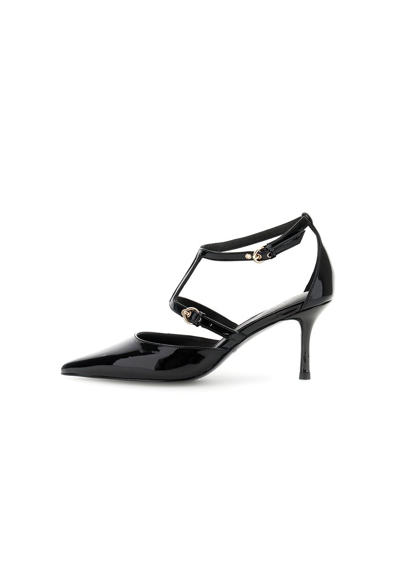 Černá lakovaná high-heeled bota s špičatou špičkou, kotníkovými pásky, zlatými kovovými detaily a jehlovým podpatkem.