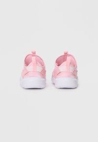 Baskets de sport roses avec une tige en tissu lisse, un talon élastique et une semelle en caoutchouc blanc ; elles sont dotées d'une languette à l'arrière pour un enfilage facile.