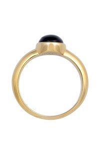 Guldring med en slät, rund svart sten som är inlagd i en hög kant. Ringen är polerad och har en cirkulär form.
