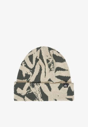 Beige und dunkelgrüne gestrickte Mütze mit abstraktem Tarnmuster und umgeschlagenem Bund mit kleinem schwarz-weißem Logoetikett.