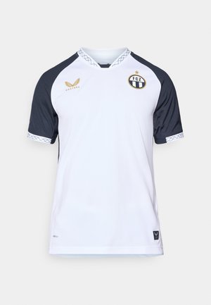 Hvit sportstrøye med mørkeblå ermer, logo på brystet og dekorativ krage. Laget av lett stoff med teksturert overflate.