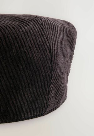 Pouf din corduroy gri închis, cu benzi verticale, având un vârf rotunjit și o bază ușor plată. Textură moale cu un aspect confortabil.