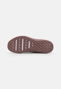 La suola della scarpa presenta un materiale in gomma testurizzato con un motivo geometrico e scanalature. Il colore è marrone scuro con accenti chiari.