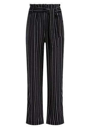 Pantalones negros de tiro alto con rayas verticales blancas, cintura tipo paperbag y cinturón a juego de tela anudado en la cintura.