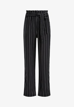 Czarne spodnie z wysokim stanem w białe pionowe paski, z gumką papierowego worka w pasie oraz pasującym materiałowym paskiem przewiązanym w talii.