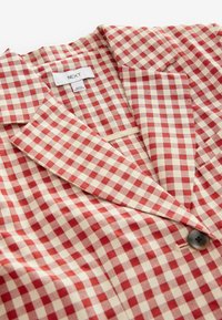 Rot-weißer Karo-Blazer mit Kragen, Knopfverschluss und Taschen. Aus leichtem Stoff gefertigt und in einem durchgehenden karriertem Muster.