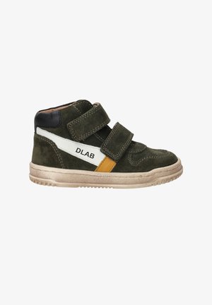 Groene suede high-top schoen met klittenbandsluitingen, witte en oranje accenten, en een rubberen zool met subtiele textuur en stikseldetails.