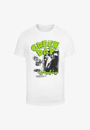 T-shirt en coton blanc avec un imprimé graphique comportant le texte vert "GREEN DAY" et "dookie", accompagné d'illustrations noires des membres du groupe et d'objets.