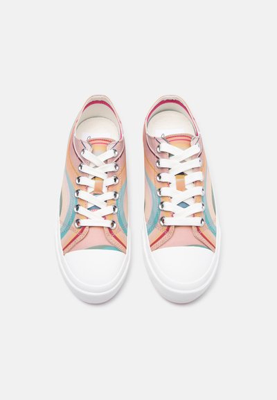 Ζευγάρι χαμηλών αθλητικών παπουτσιών με λευκές σόλες, λευκά κορδόνια και πολύχρωμα καμπυλωτά σχέδια σε ροζ, πορτοκαλί, μπλε και μπεζ τόνους.