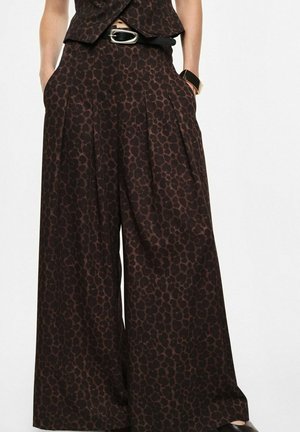 Pantaloni a gamba larga marrone scuro con macchie astratte nere, pieghe in vita, abbinati a un gilet coordinato e una cintura nera con fibbia argentata.