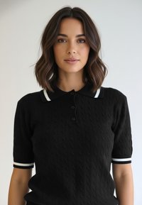 Czarny sweter w serek z dzianiny prążkowanej z klasycznym kołnierzykiem, pięcioma guzikami i białymi paskami na rękawach. Krótkie rękawy i fakturowana tkanina.