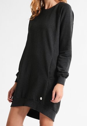 Vestido de sudadera gris oscuro con mangas largas, dobladillo acanalado, bolsillos laterales y un distintivo acento blanco cerca del dobladillo. Textura de tela suave.
