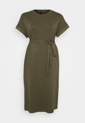 Olivengrøn, kortærmet kjole med rund hals og bælte bundet om taljen. Lavet af et glat, blødt stof. Lige snit til kanten.