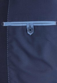 Marineblauer Stoff mit glatter Textur; verfügt über einen hellblauen Riemen mit einem Knopfdetails. Enthält genähte Akzente entlang des Randes.