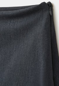 Tissu gris foncé avec une texture fine en armure diagonale et une fermeture éclair noire dans le coin supérieur droit.