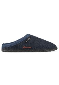 Donkerblauwe vilten pantoffel met een gestructureerd oppervlak, ronde vorm en een zwarte rubberen zool. Bevat Giesswein-merk in het rood.