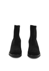 Stivali neri alla caviglia in morbido suede, con un design elegante e alto, una parte superiore testurizzata e una suola piatta in gomma.