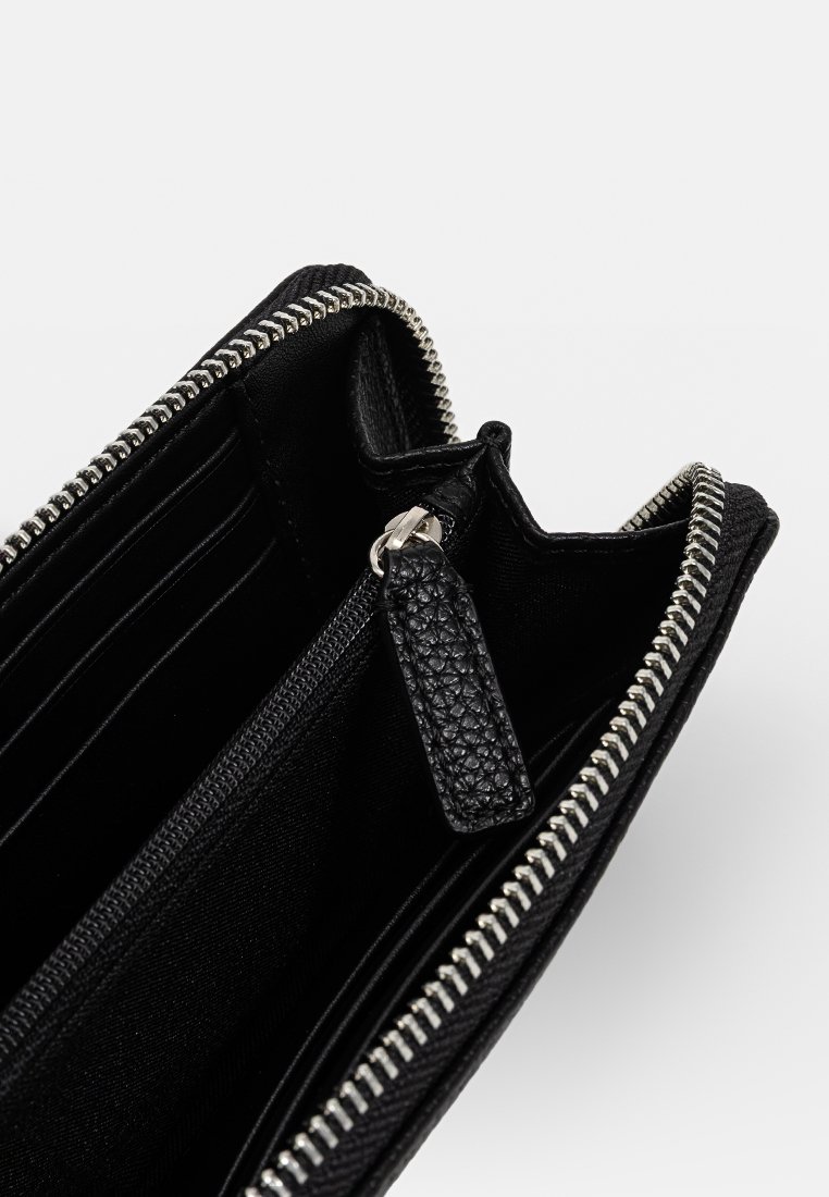 Monedero de cuero negro con cierre de cremallera, herrajes en tono plateado, múltiples ranuras para tarjetas y un tirador de cremallera texturizado. El interior está forrado y es elegante.