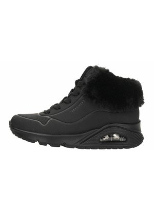 Schwarzer Knöchelhigh-Sneaker mit Kunstfellbund, strukturiertem Obermaterial, Schnürdesign und sichtbarer Luftpolsterung in der Sohle. Durchgehend glatte Oberfläche.