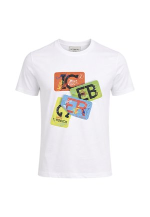 Maglietta bianca a maniche corte con rettangoli colorati sovrapposti che presentano testo astratto e design in stile graffiti sul davanti.