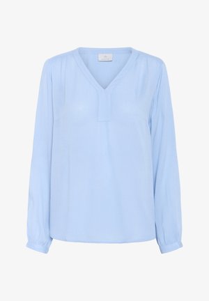 Svetlo modra bluza z dolgimi rokavi in V-izrezom ter nabrano podrobnostjo na ramenih. Mehka, gladka tkanina z manšeto na rokavih. Brez vzorcev ali vidnih dodatkov.