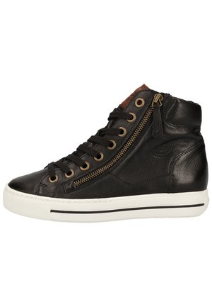 Baskets montantes noires en cuir texturé avec des détails en métal doré, lacets noirs, semelle blanche et accents marron sur la languette.