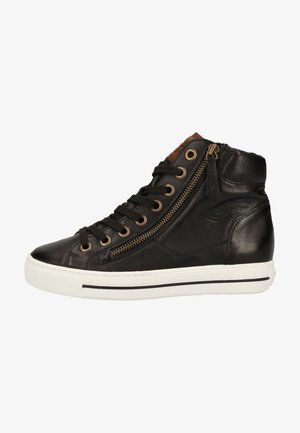 Zwarte hoge sneaker van gestructureerd leer met goudkleurige ritssluiting, zwarte veters, witte zool en bruine accenten op de tong.