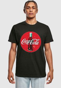 Merchcode - COCA COLA BOTTLE LOGO TEE - Apdrukāts T-krekls - black Miniatūras attēls 1