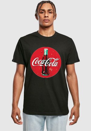 Sort t-shirt med et cirkulært rødt Coca-Cola logo, der har en illustration af en vintage glasflaske samt hvid skrifttype. Casual pasform.