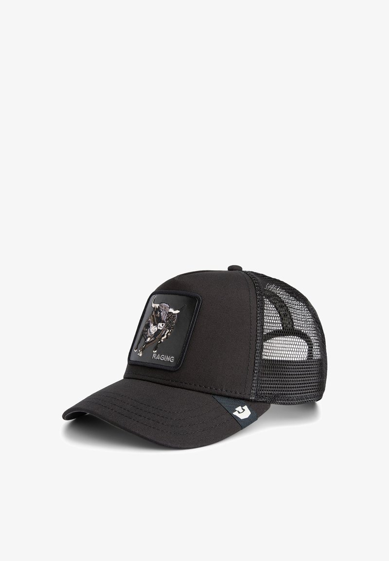 Gorra negra con malla en la parte posterior, que presenta un parche rectangular con un gráfico de un toro y la palabra "RAGING". Visera curva y ajuste ajustable.
