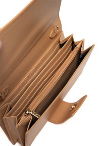 Cartera de cuero marrón claro con múltiples compartimentos, una sección con cremallera, acentos en hardware dorado y detalles de costura a lo largo de los bordes.