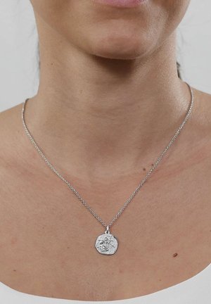 Silberner Anhänger-Halskette mit einem oktagonalen Charm, der ein filigranes, graviertes Design aufweist und an einer zarten Kette hängt.