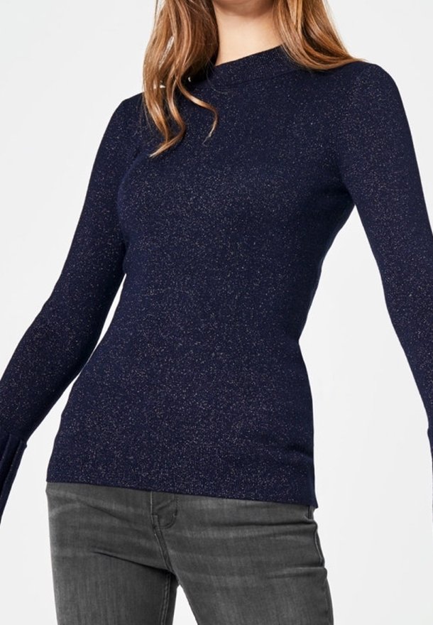 Marineblauer Langarmpullover mit figurbetontem Design. Aus strukturiertem Stoff mit einem dezenten Funkeln, versehen mit einem hohen Kragen und gerippten Bündchen.