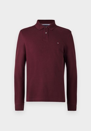 Mäns burgundy långärmad polo skjorta med två knappar, ribbade ärmslut, krage och en liten broderad logotyp på bröstet.