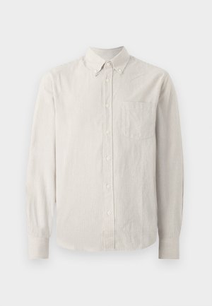 Camicia button-up color beige chiaro con sottili righe verticali, maniche lunghe, colletto e una singola tasca sul petto. Tessuto morbido con una superficie liscia.