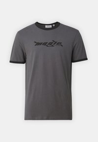 Camiseta de algodón gris con un cuello de contraste negro y dobladillos de las mangas en negro. Presenta un logo estilizado negro impreso en el frente.