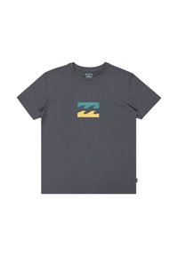 T-shirt in cotone grigio scuro con una grafica di motivi a onde in teal e giallo sul davanti. Classico colletto a girocollo e maniche corte.