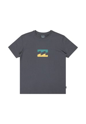 T-shirt in cotone grigio scuro con una grafica di motivi a onde in teal e giallo sul davanti. Classico colletto a girocollo e maniche corte.
