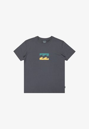 Tmavohnedé bavlnené tričko so zobrazením grafiky tehlovožltých vlnových vzorov na prednej strane. Klasický okrúhly výstrih a krátke rukávy.