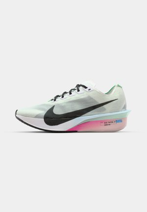 Nike löparskor med ett transparent ovansidan, svart swoosh, grå snören och en gradiente sål från rosa till mintgrön.