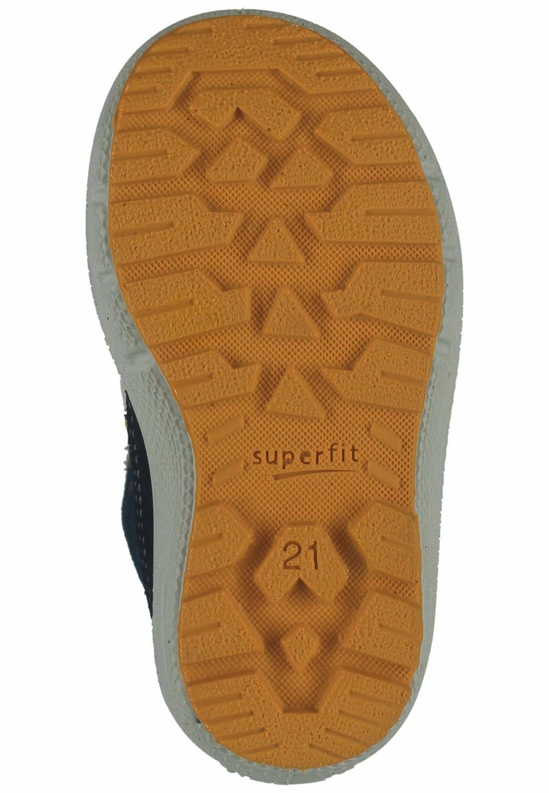 Schwarze Gummisohle mit strukturiertem orangenem Traktionsmuster, versehen mit „superfit“ Branding und der Größe "21" geprägt.
